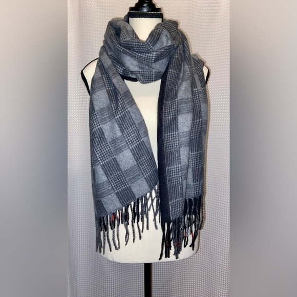 Women’s Marie Claire oversized Maxi Scarf 2 in 1 extra soft gray black and red - Picture 2 of 8